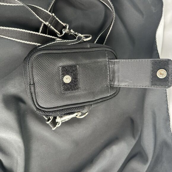 Kenneth Cole Reaction Small Digital / Film Camera Case with Shoulder Strap - Picture 6 of 6